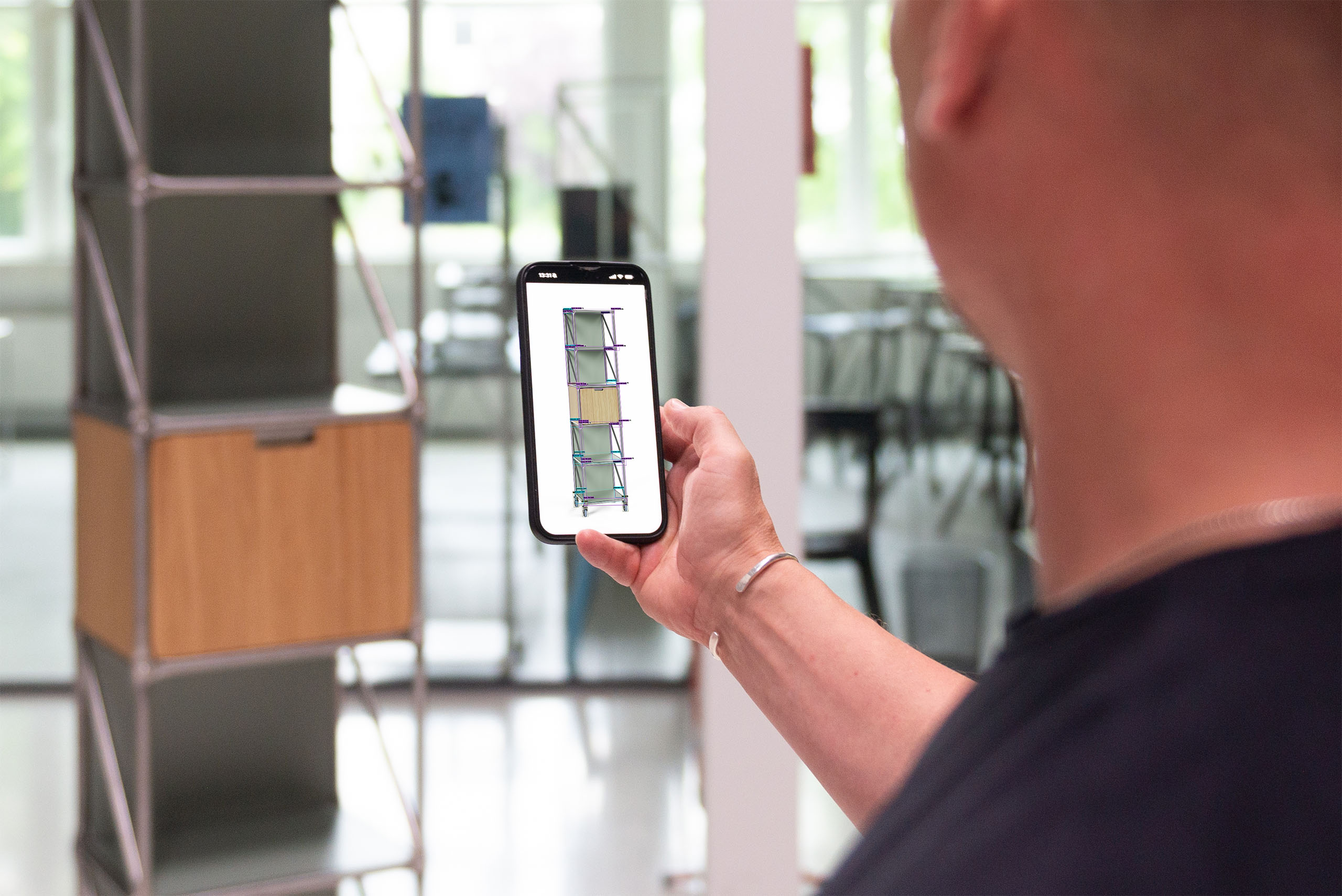 Aufnahme eines Regals mit dem Smartphone, auf dem Bildschirm die erkannten Bauteile